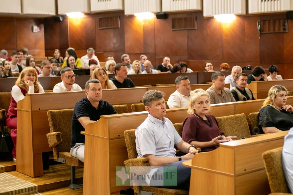 Люди на засіданні у великій залі