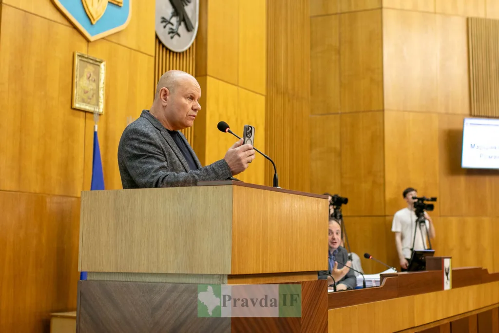 Чоловік виступає на засіданні міської ради