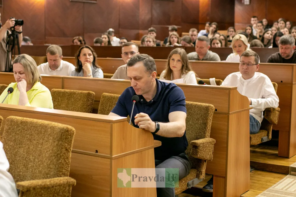 Люди на засіданні у великій залі