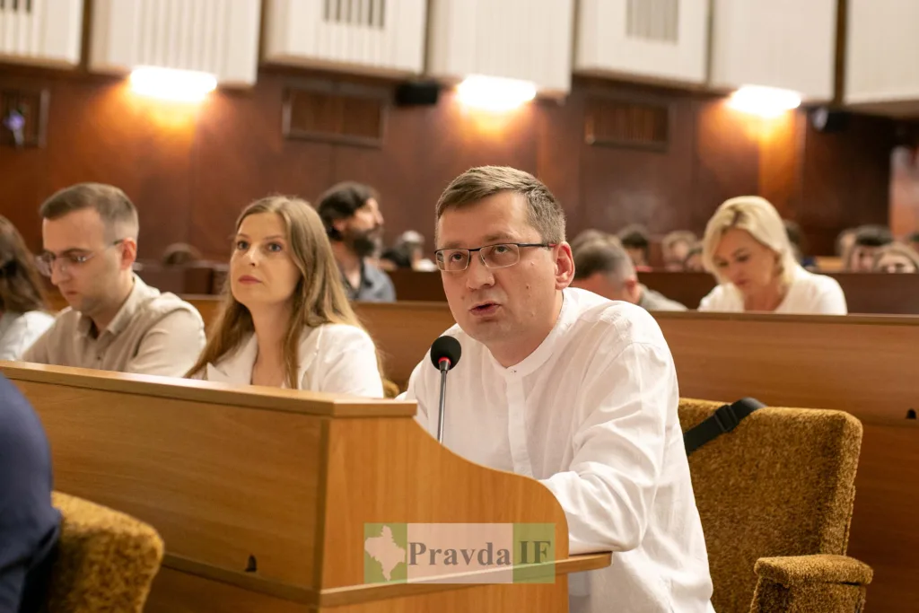 Чоловік виступає на засіданні міської ради