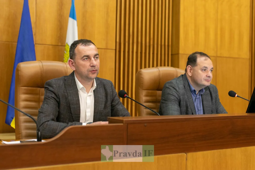 Двоє чоловіків на офіційній нараді у залі