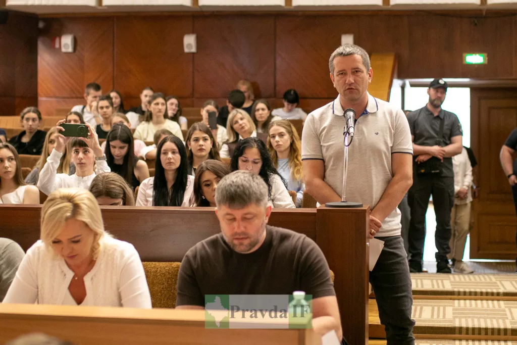 Чоловік виступає на засіданні перед аудиторією