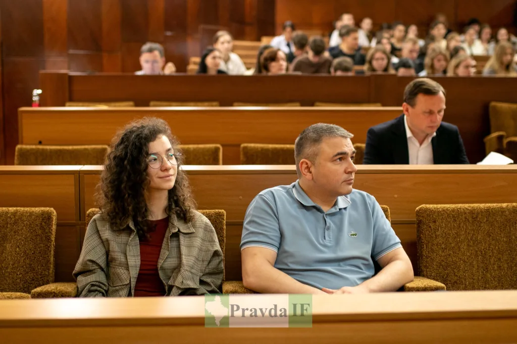 Люди слухають лекцію в аудиторії університету
