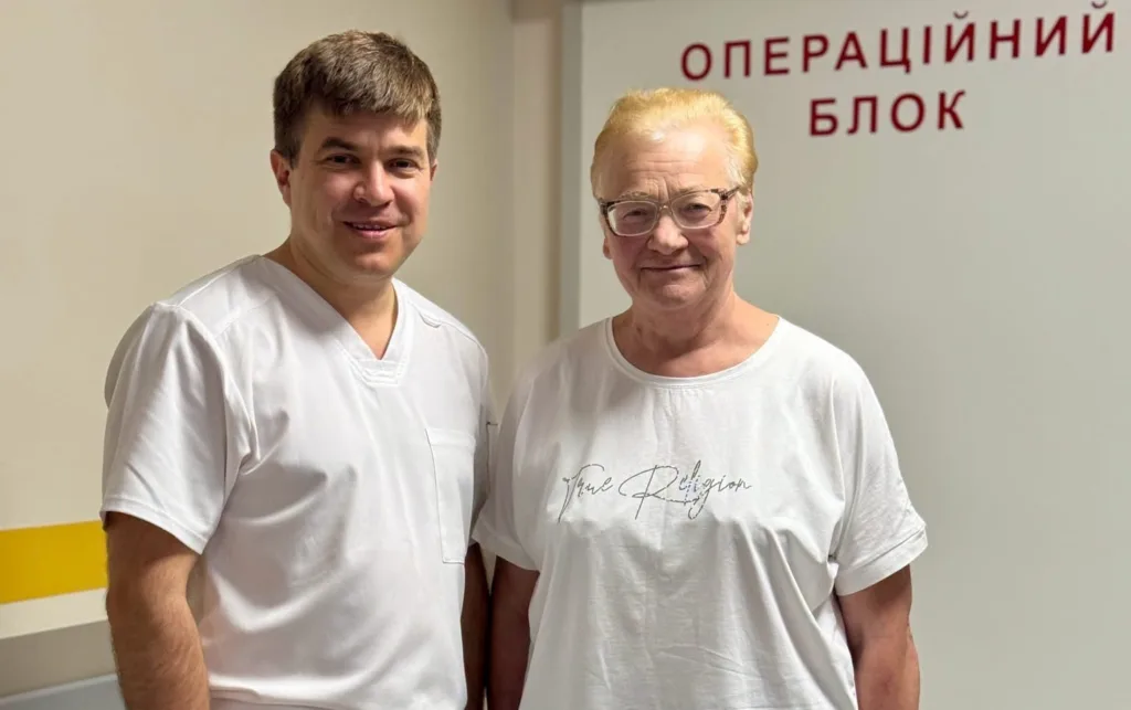 Пацієнт і лікар біля операційного блоку