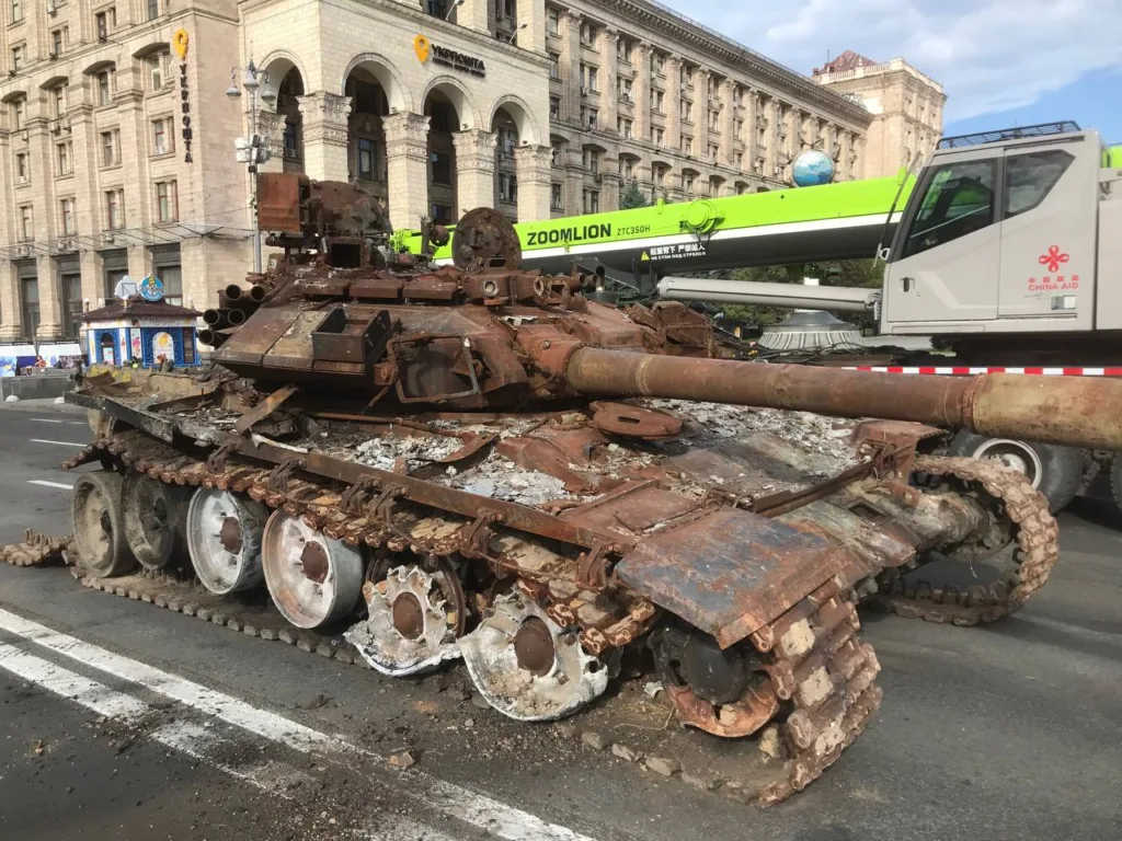 Зруйнований танк на міській вулиці