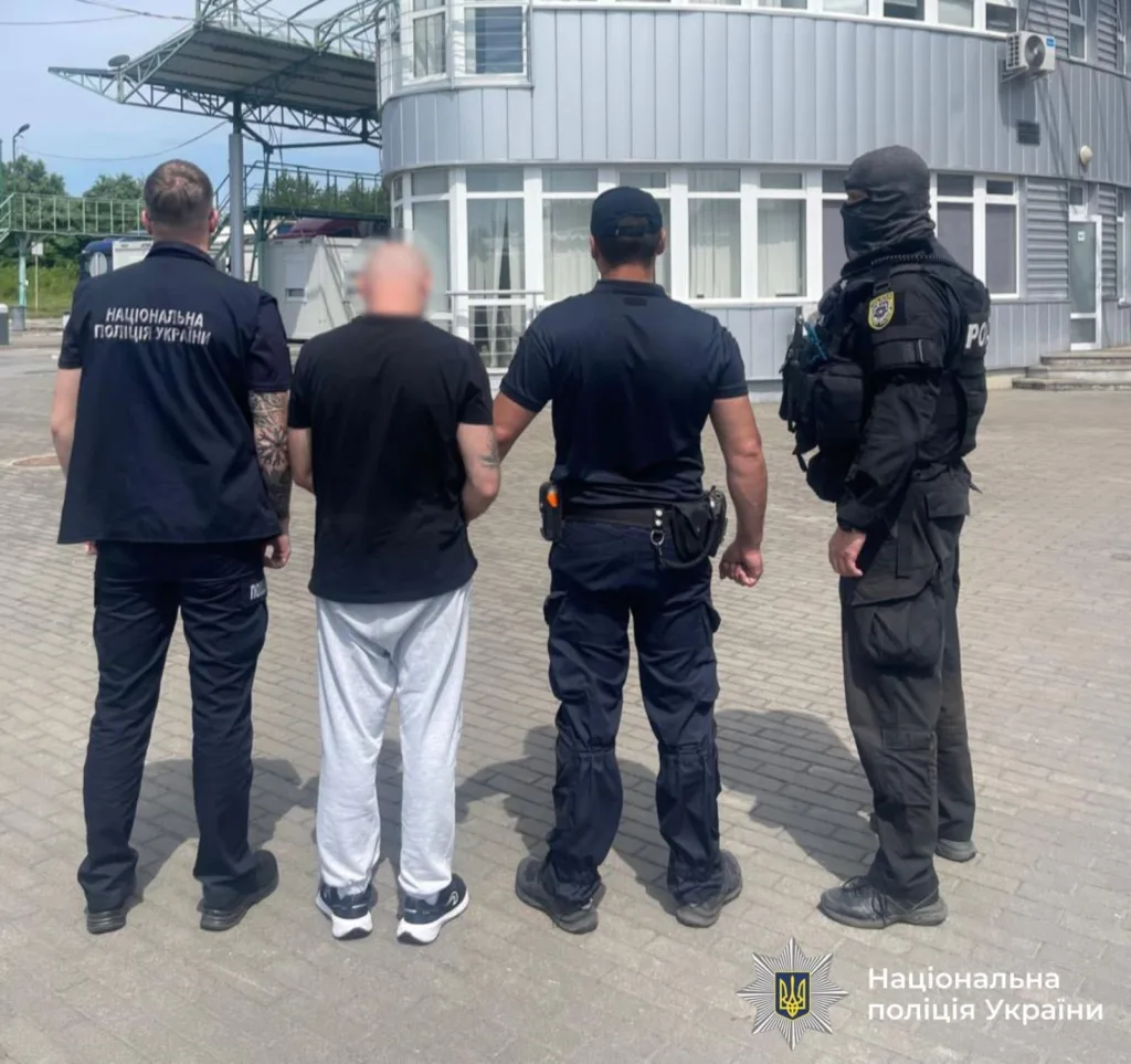 Поліція України затримує підозрюваного біля будівлі