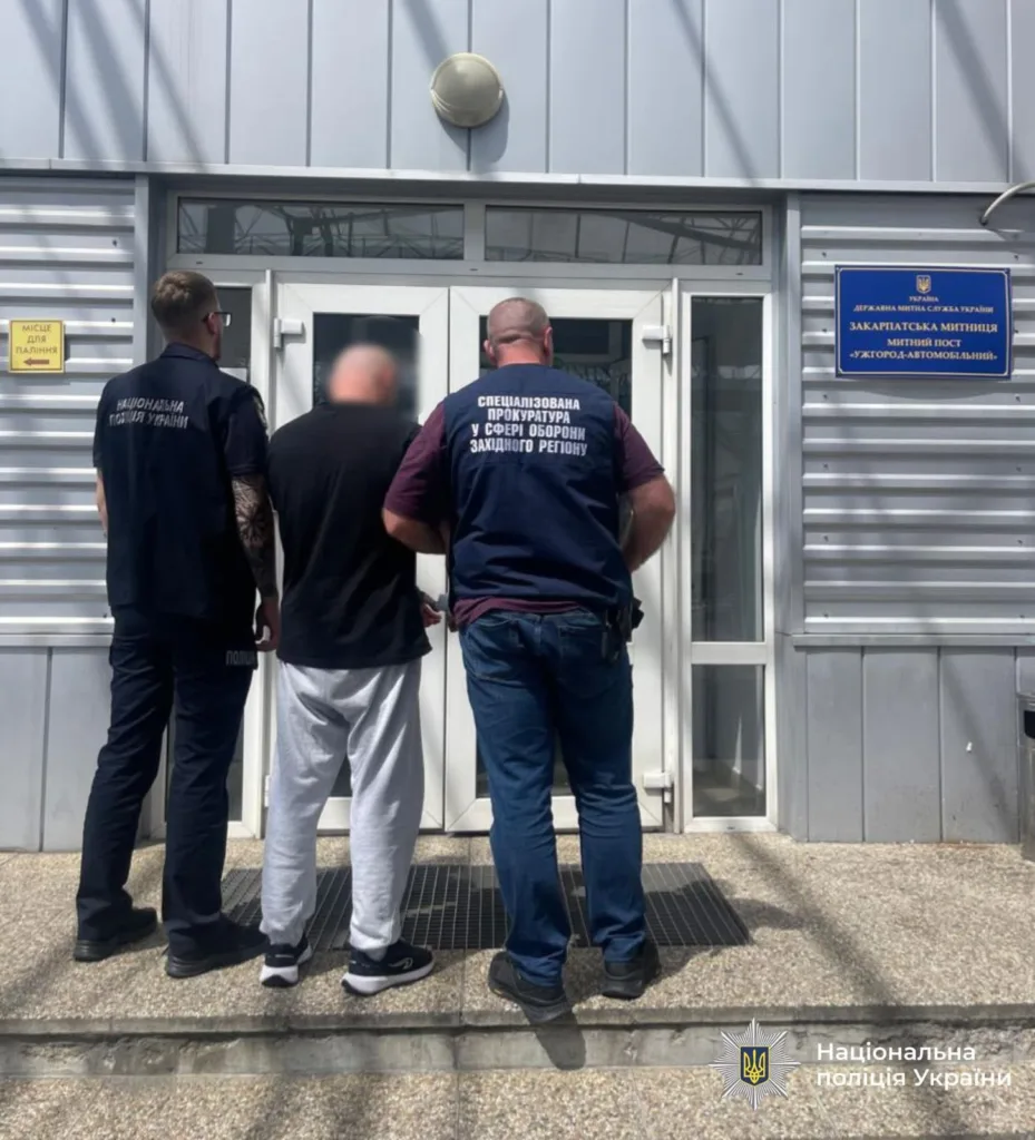 Поліція супроводжує чоловіка до будівлі митного поста