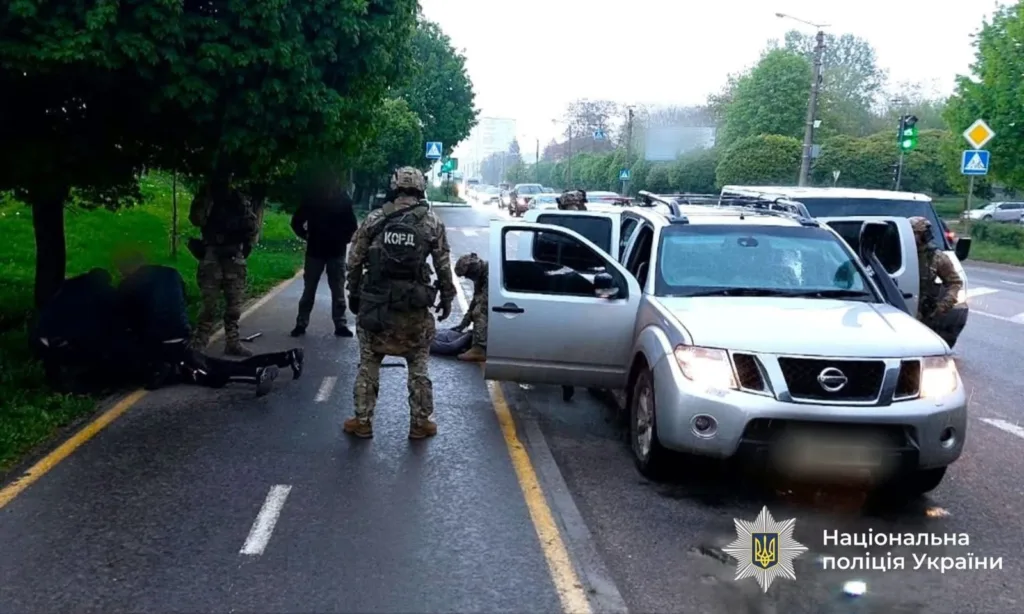 Поліцейська операція біля автомобіля в Україні