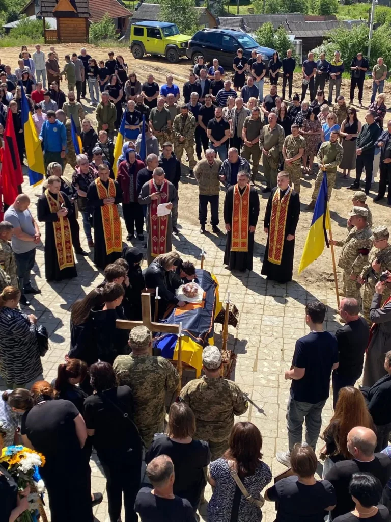 Військовий похорон із прапорами України та священниками