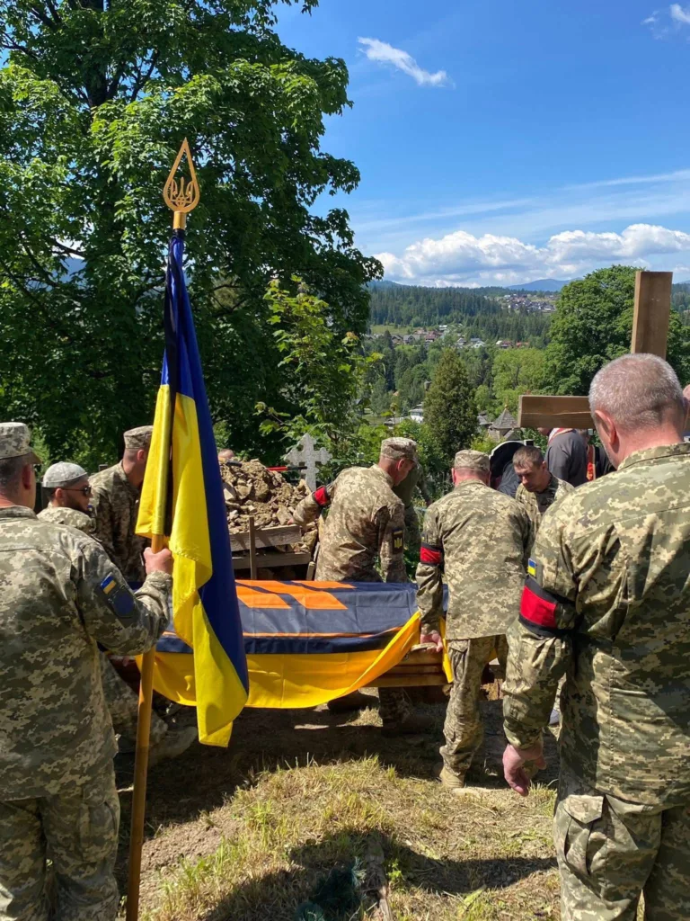 Військові прощаються із загиблим героєм України