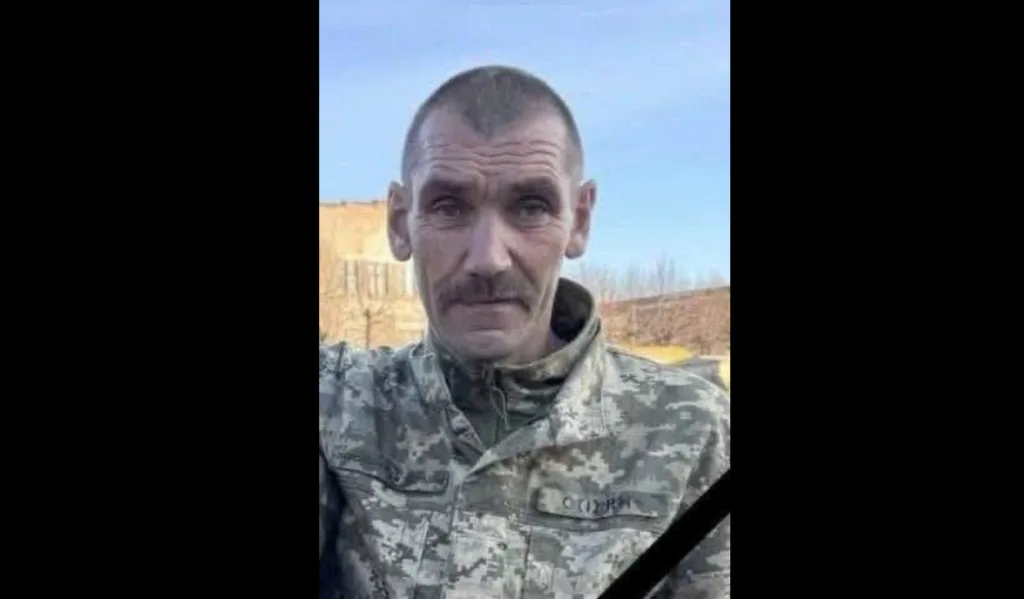 Військовий у камуфляжі на вулиці