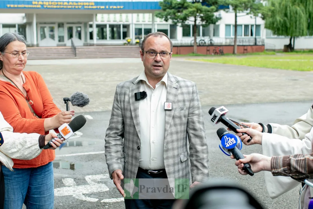 Чоловік дає інтерв’ю перед університетом
