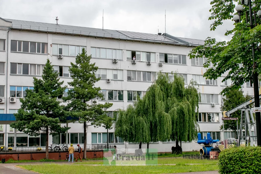 Сучасна будівля університету з зеленими деревами