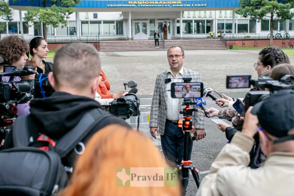 Пресконференція біля університету нафти і газу