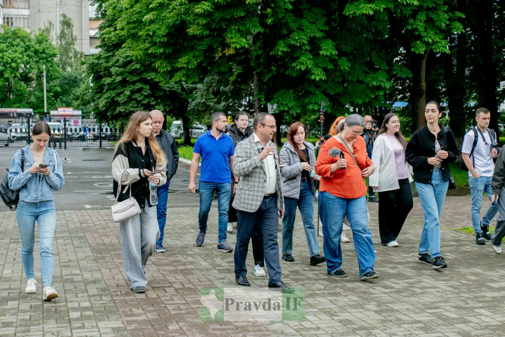 Група людей гуляє в міському парку