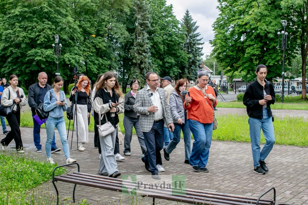 Група людей прогулюється парком у місті