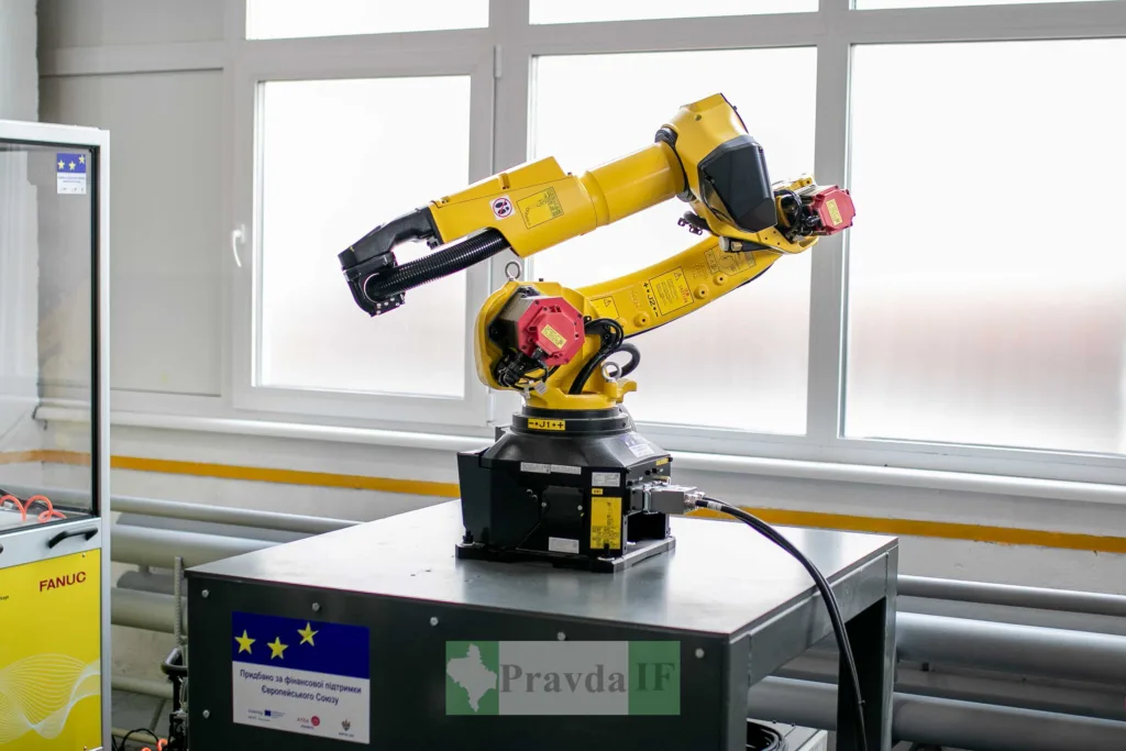 Промисловий жовтий робот FANUC у лабораторії