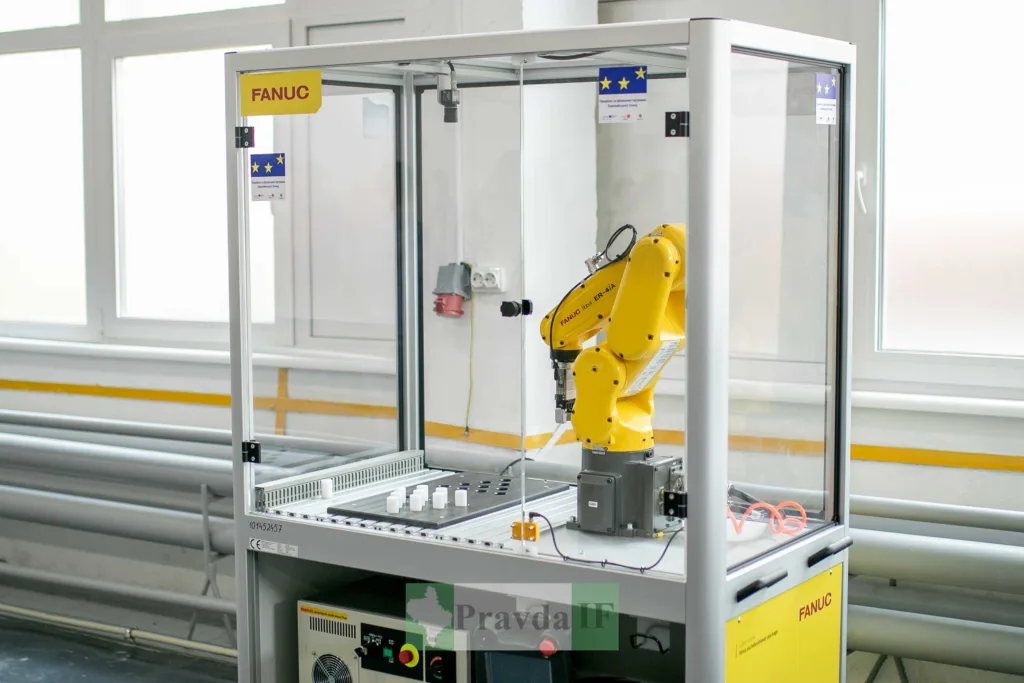 Промисловий робот FANUC у лабораторії