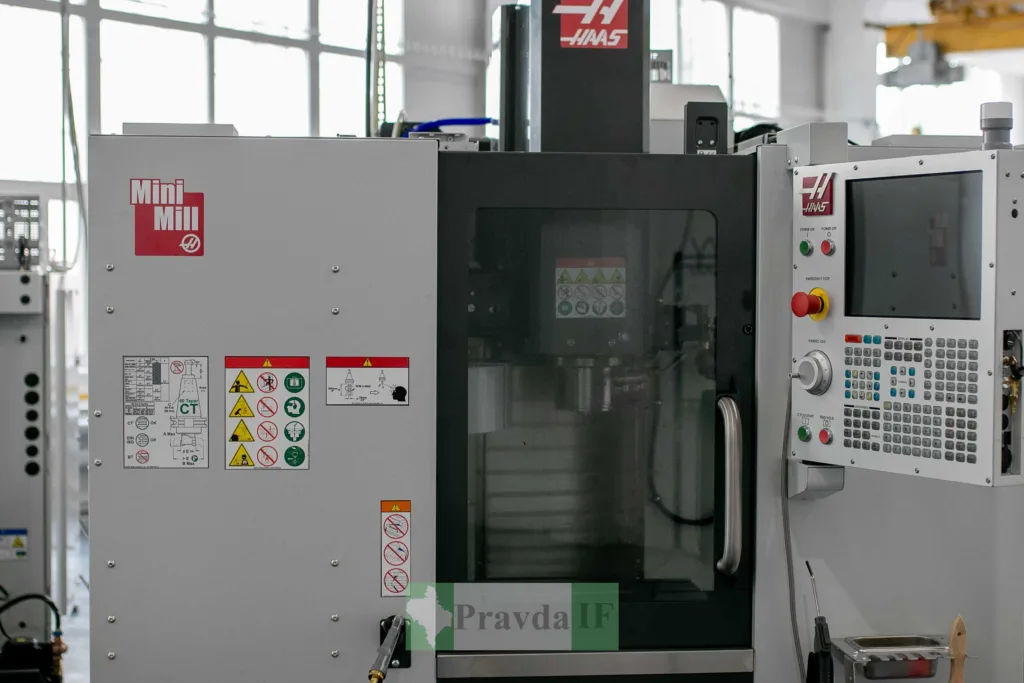 Верстат Haas Mini Mill у виробничому цеху