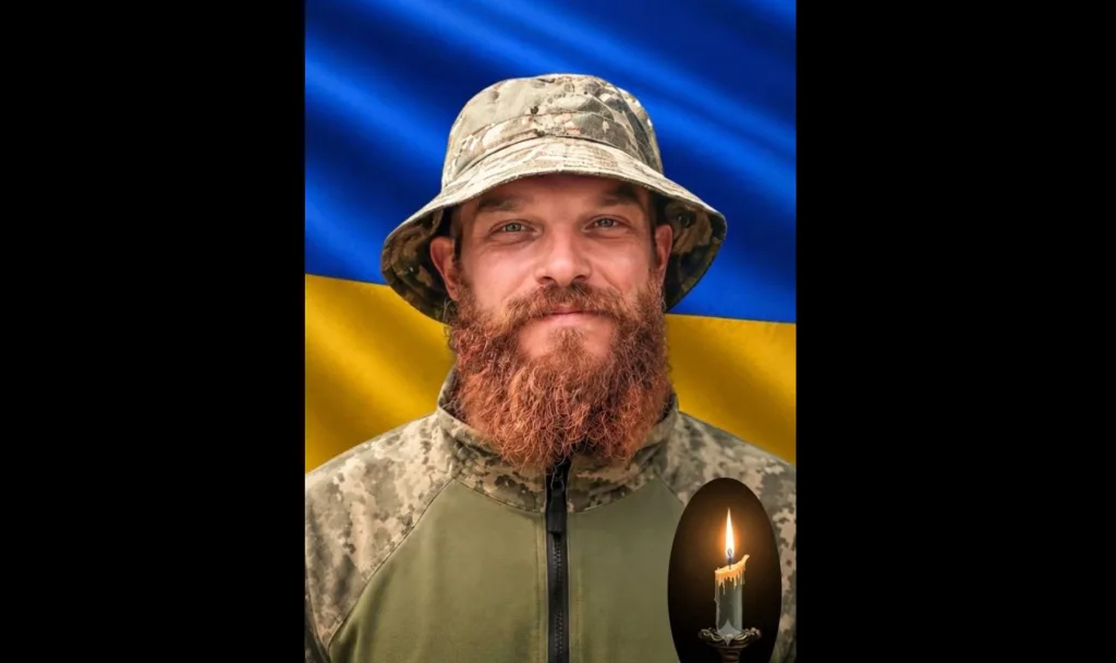 Український військовий на тлі прапора України