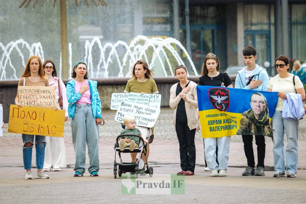 Мітинг за полонених військових біля фонтану