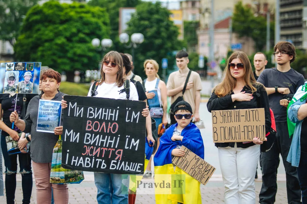 Мирна акція з плакатами підтримки полонених в Україні