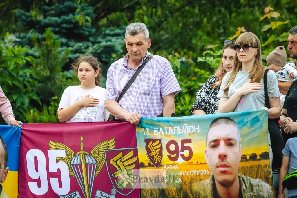 Люди вшановують військового 95-ї бригади України