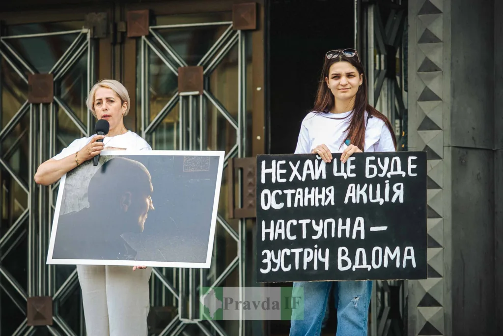 Жінки тримають плакати під час мирної акції