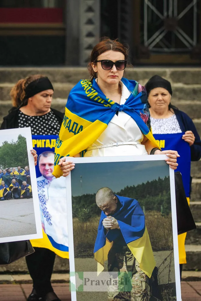 Жінки з українськими прапорами на мітингу