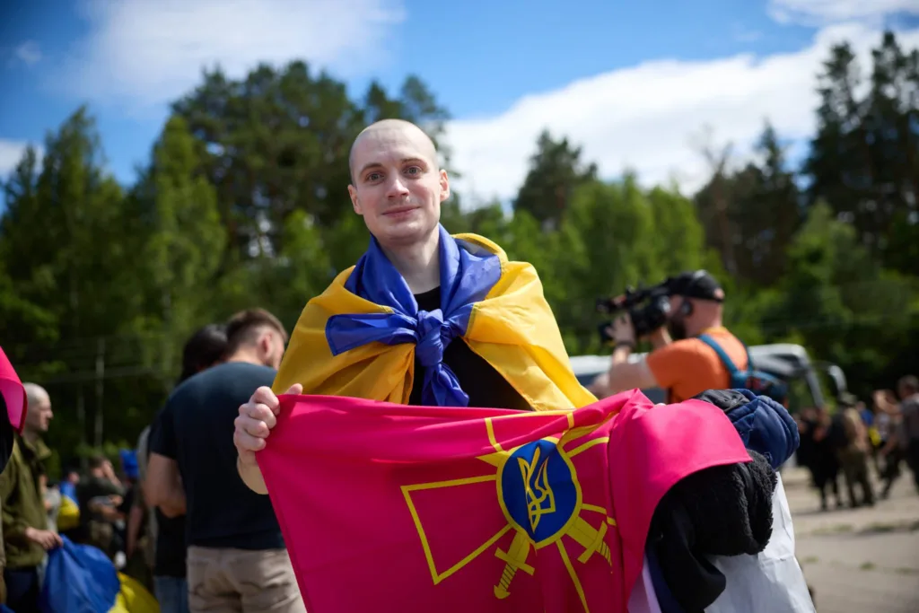 Чоловік з прапорами України та Збройних сил