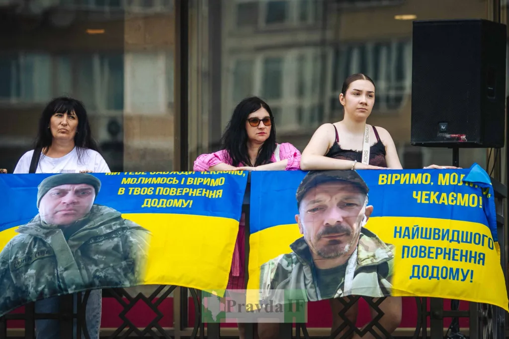 Жінки тримають плакати на підтримку військових України