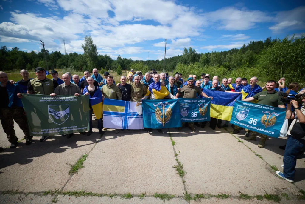 Українські військові тримають прапори та усміхаються разом