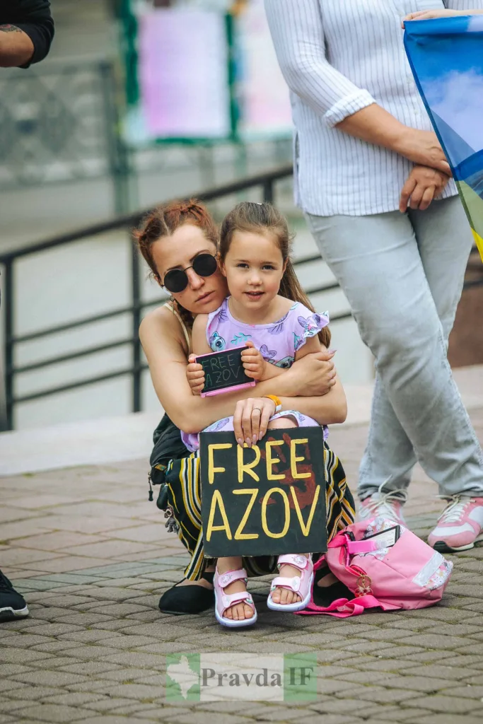 Мати і донька тримають плакати Free Azov
