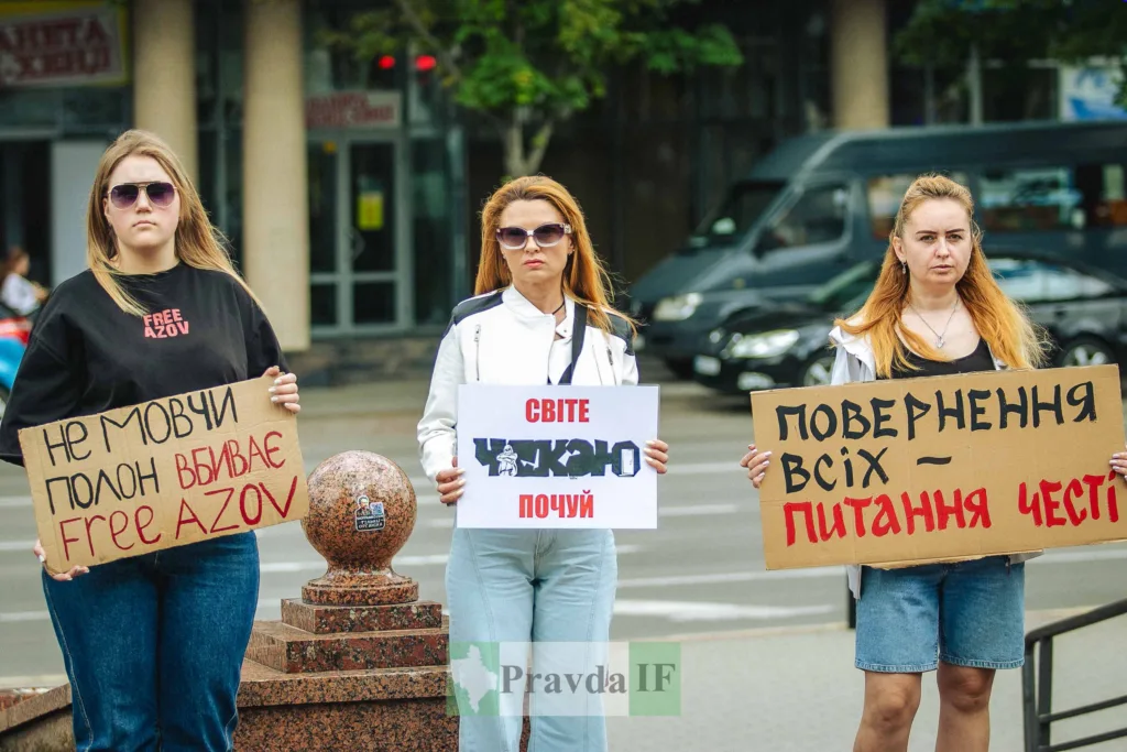 Жінки на мітингу з плакатами Free Azov