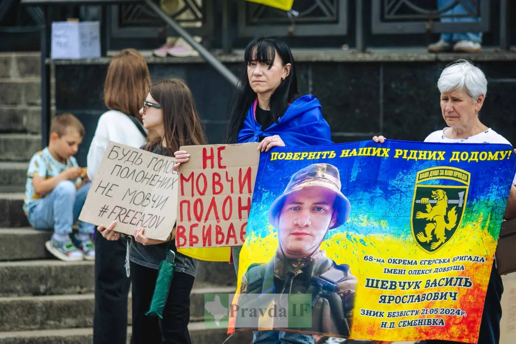 Протест із плакатами за звільнення полонених військових