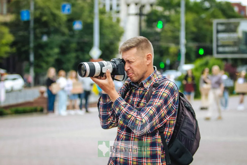 Фотограф з камерою на міській вулиці