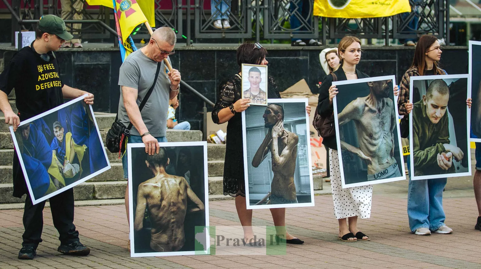 Акція підтримки захисників Азовсталі з фотографіями полонених