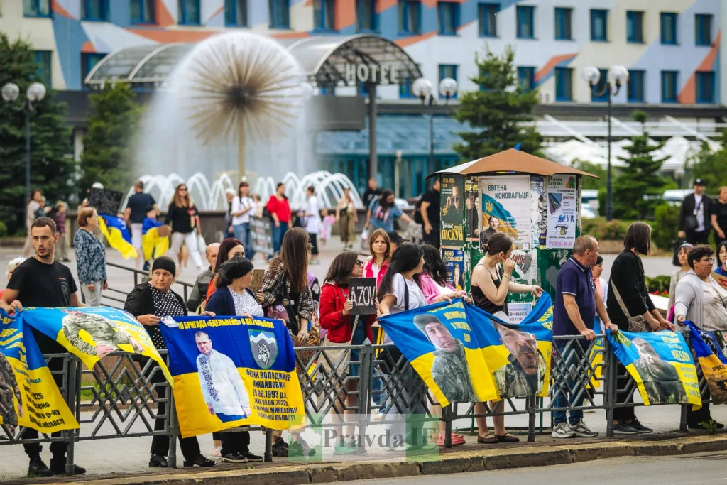 Акція підтримки військових з прапорами України