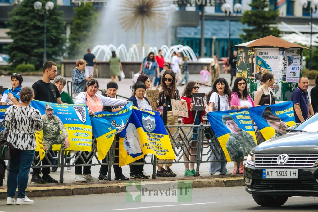 Мітинг з плакатами на підтримку українських військових