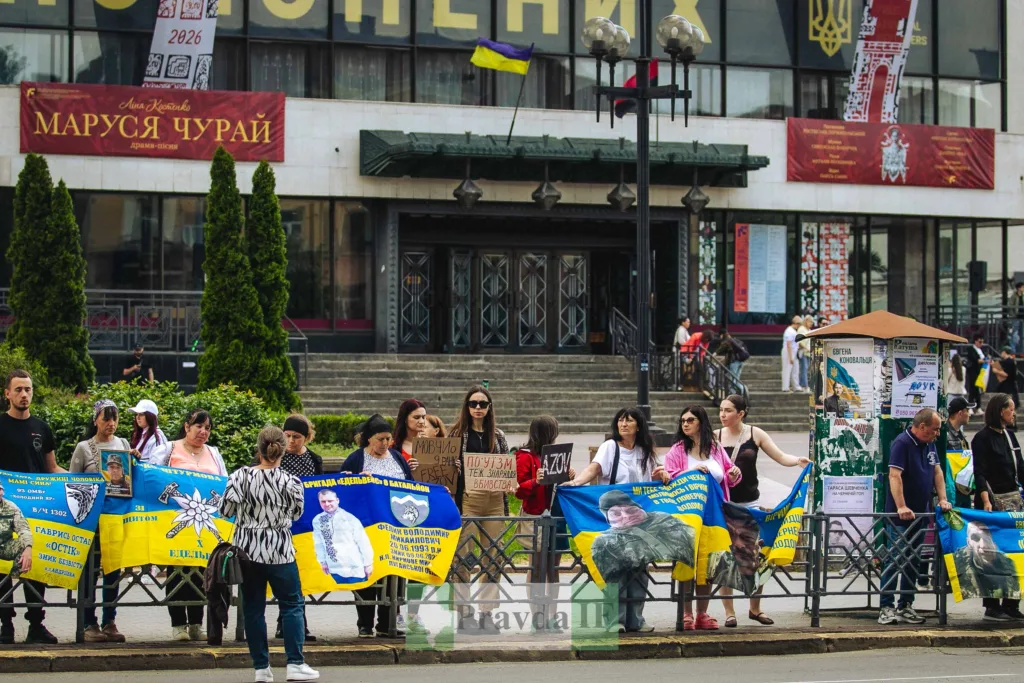 Мітинг з плакатами перед театром у Києві