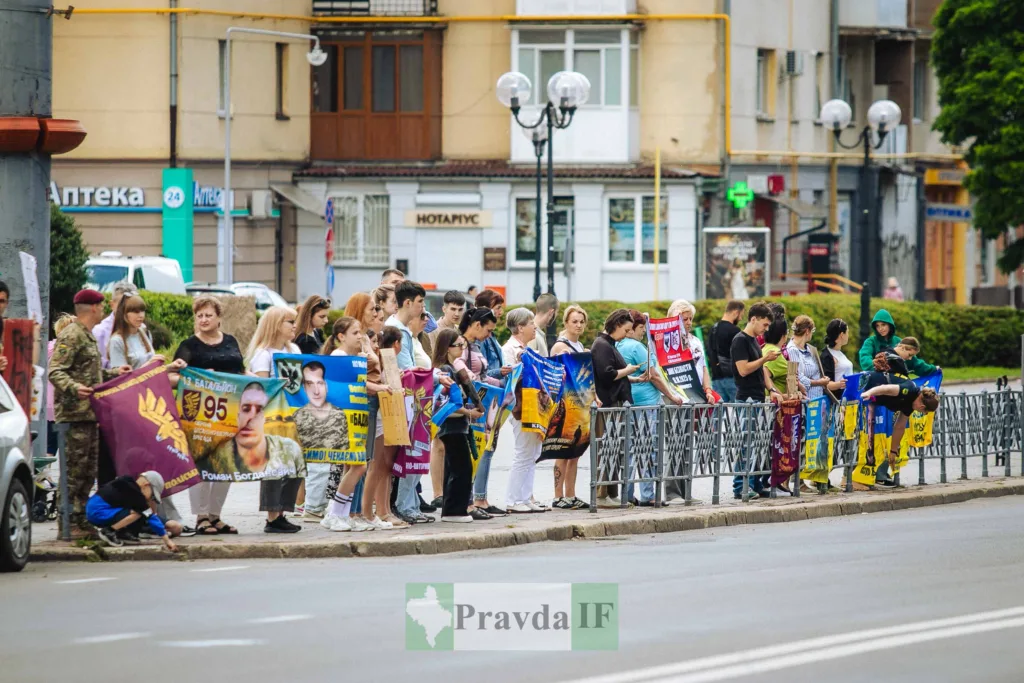 Мітинг людей із плакатами підтримки військових в місті