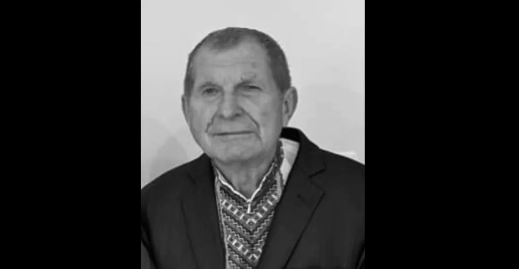 Похилого віку чоловік у вишиванці та піджаку