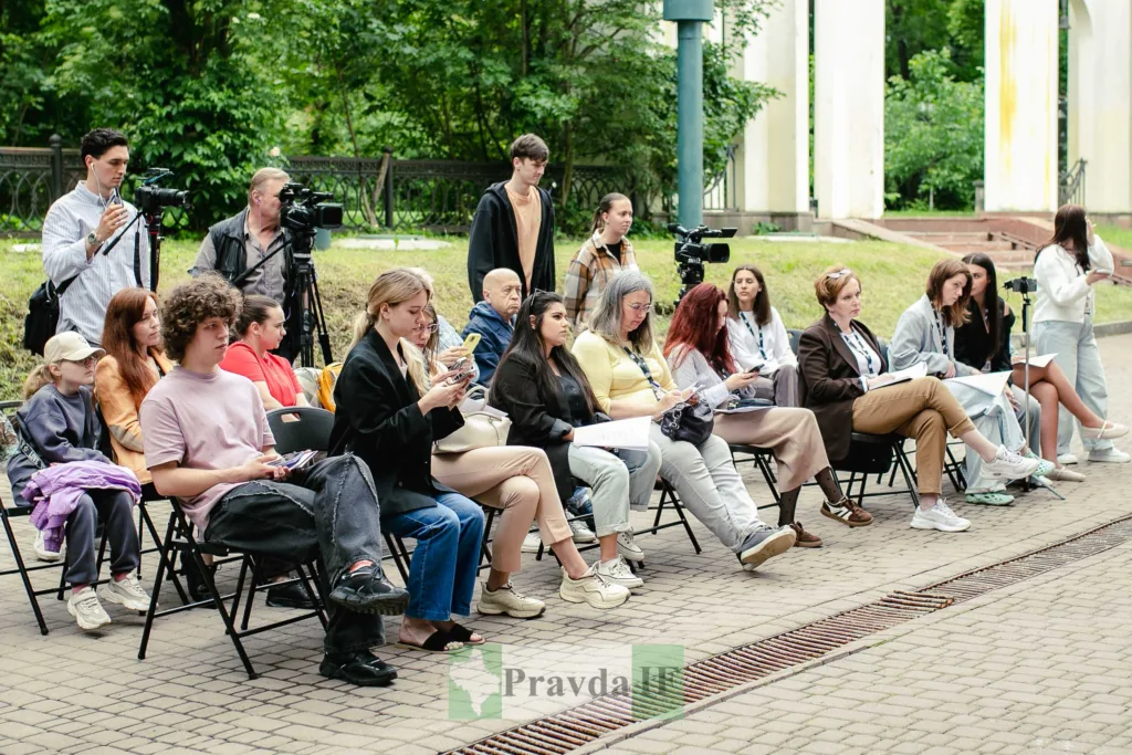 Люди на відкритому заході, сидять на стільцях