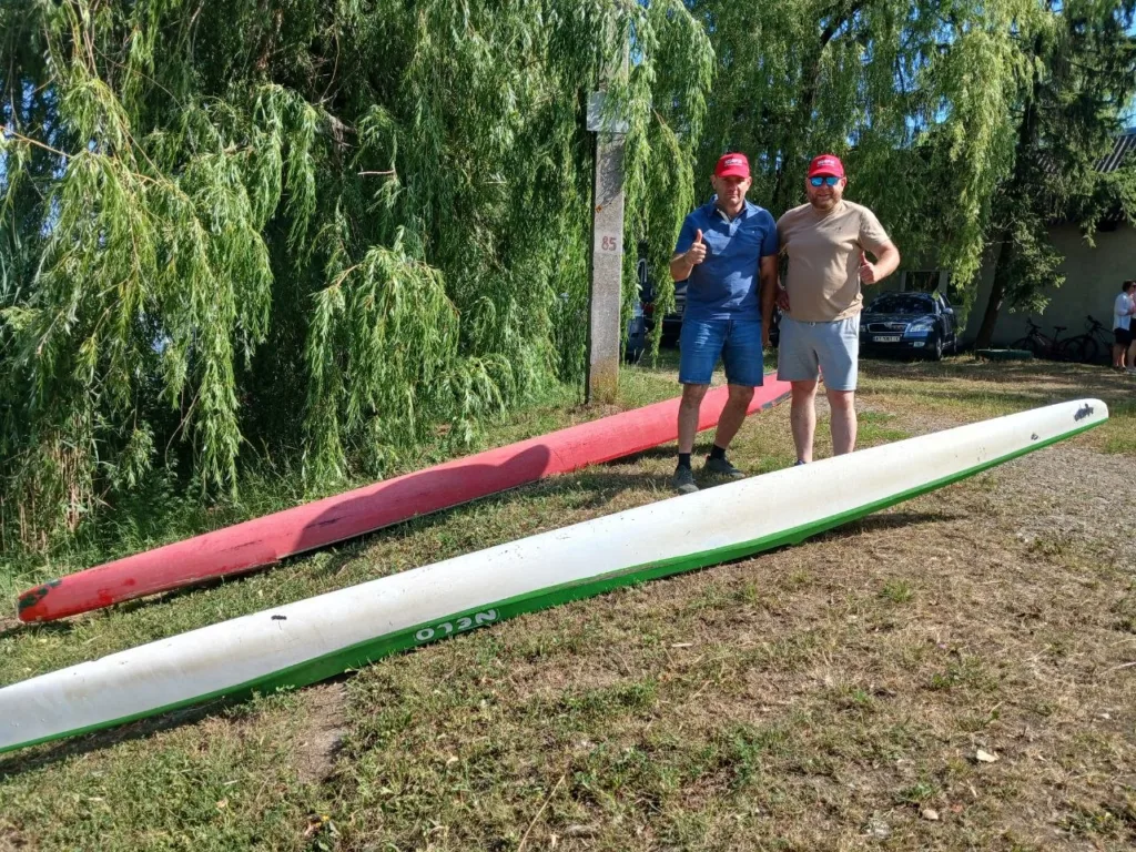Двоє чоловіків біля двох кайаків на природі
