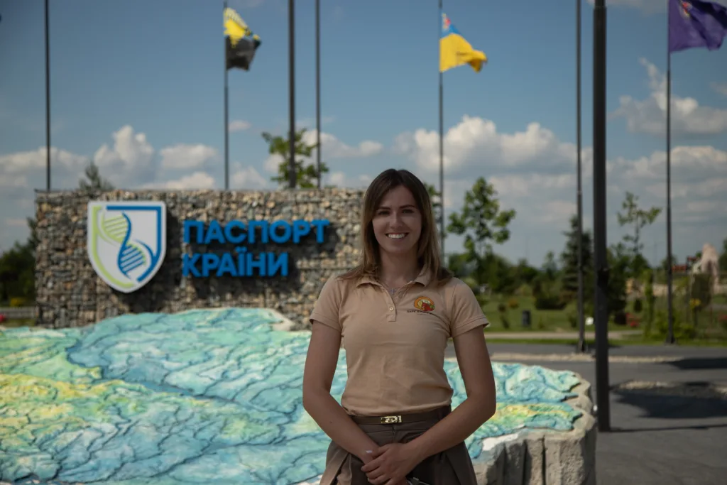 Жінка біля знаку Паспорт Країни на вулиці