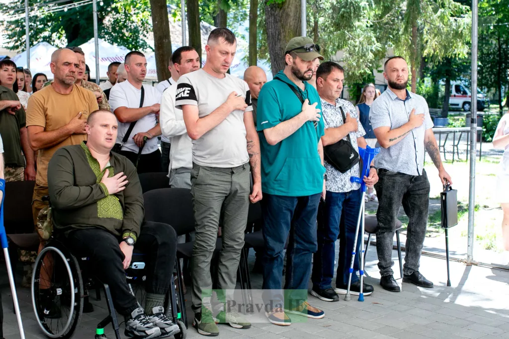 Ветерани стоять під час урочистого заходу на вулиці