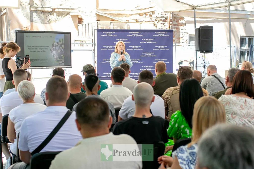 Жінка виступає перед аудиторією на офіційному заході