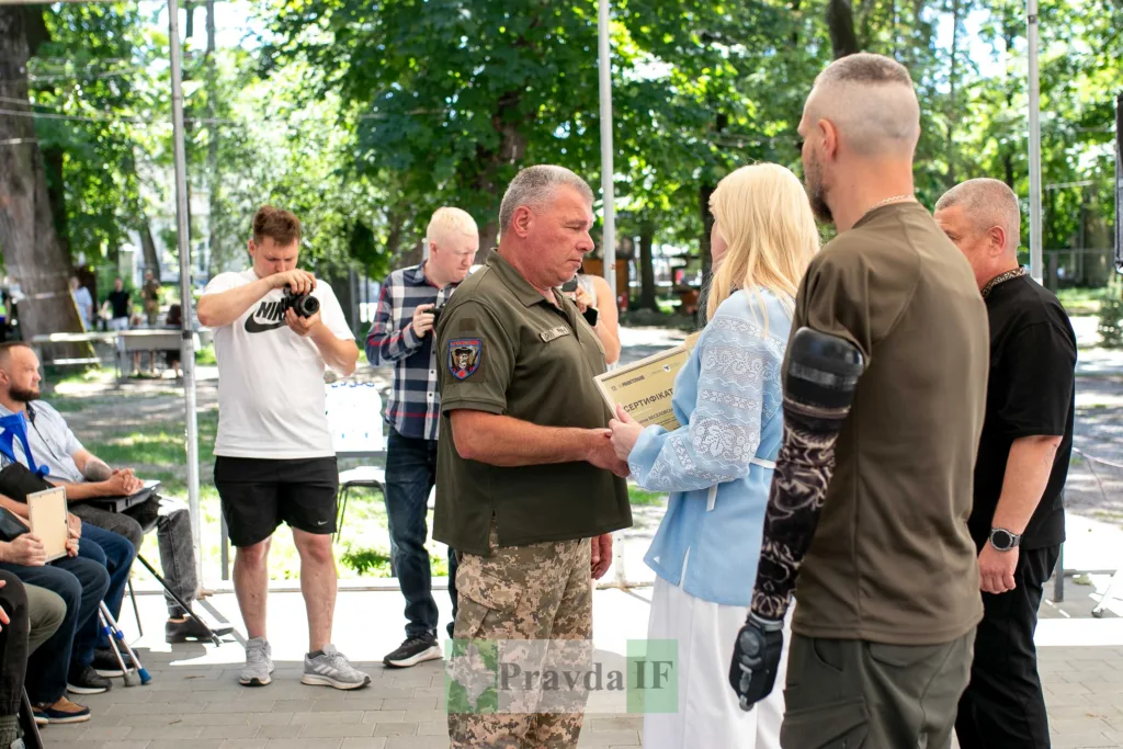 Вручення сертифікатів військовим на відкритому заході