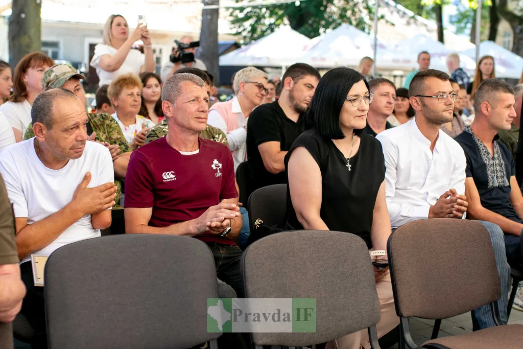 Люди на відкритому заході у Івано-Франківську