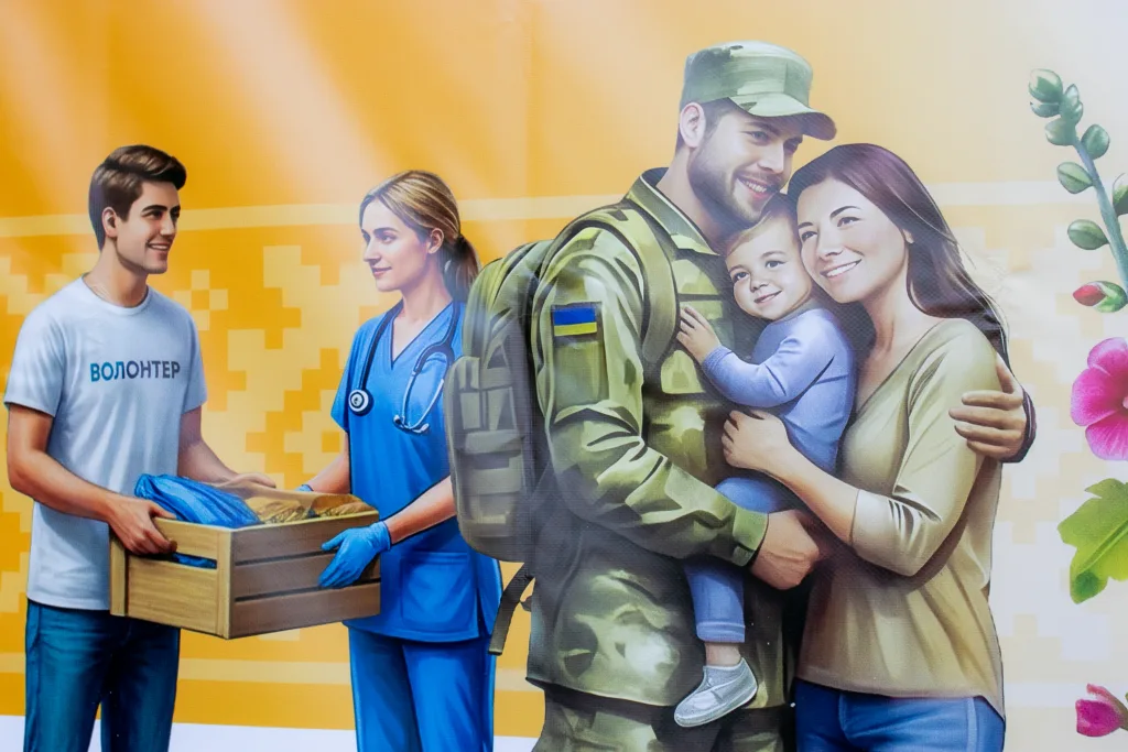 Український військовий з родиною, волонтер і медик